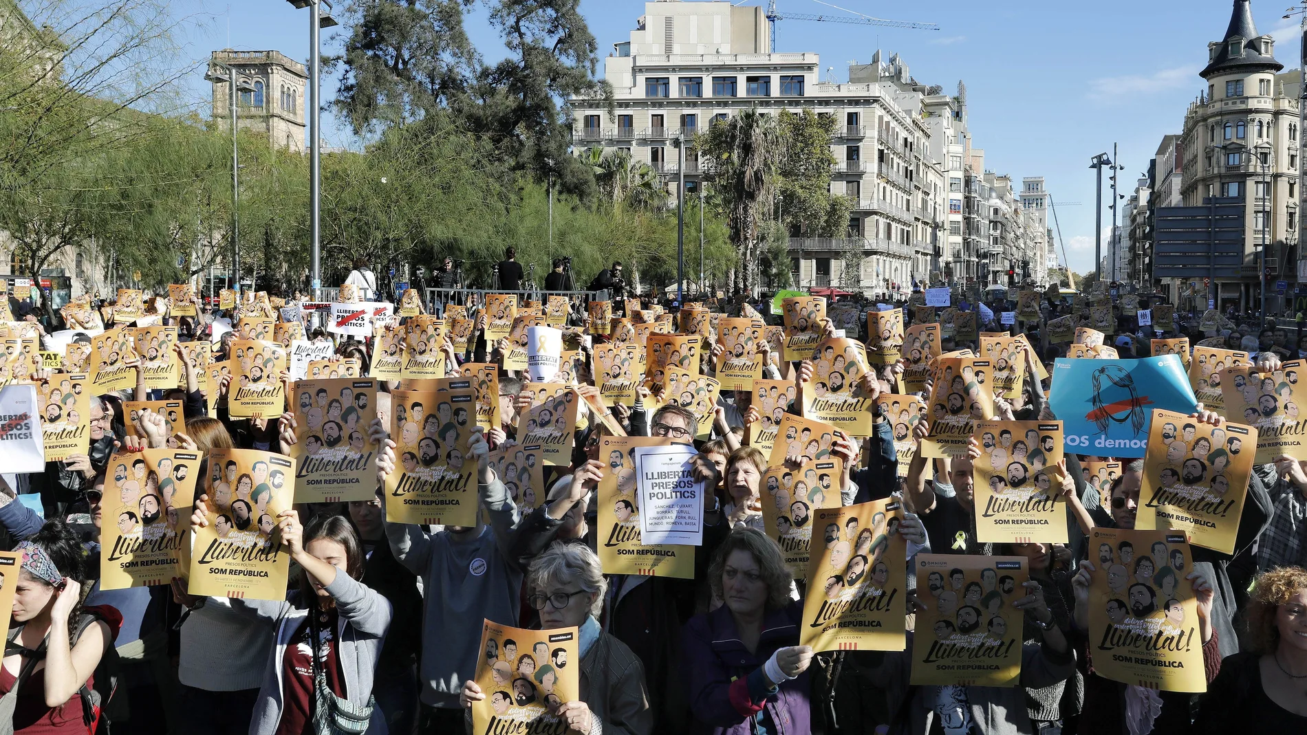 Una pegada de carteles pide en Barcelona libertad para los "presos políticos"