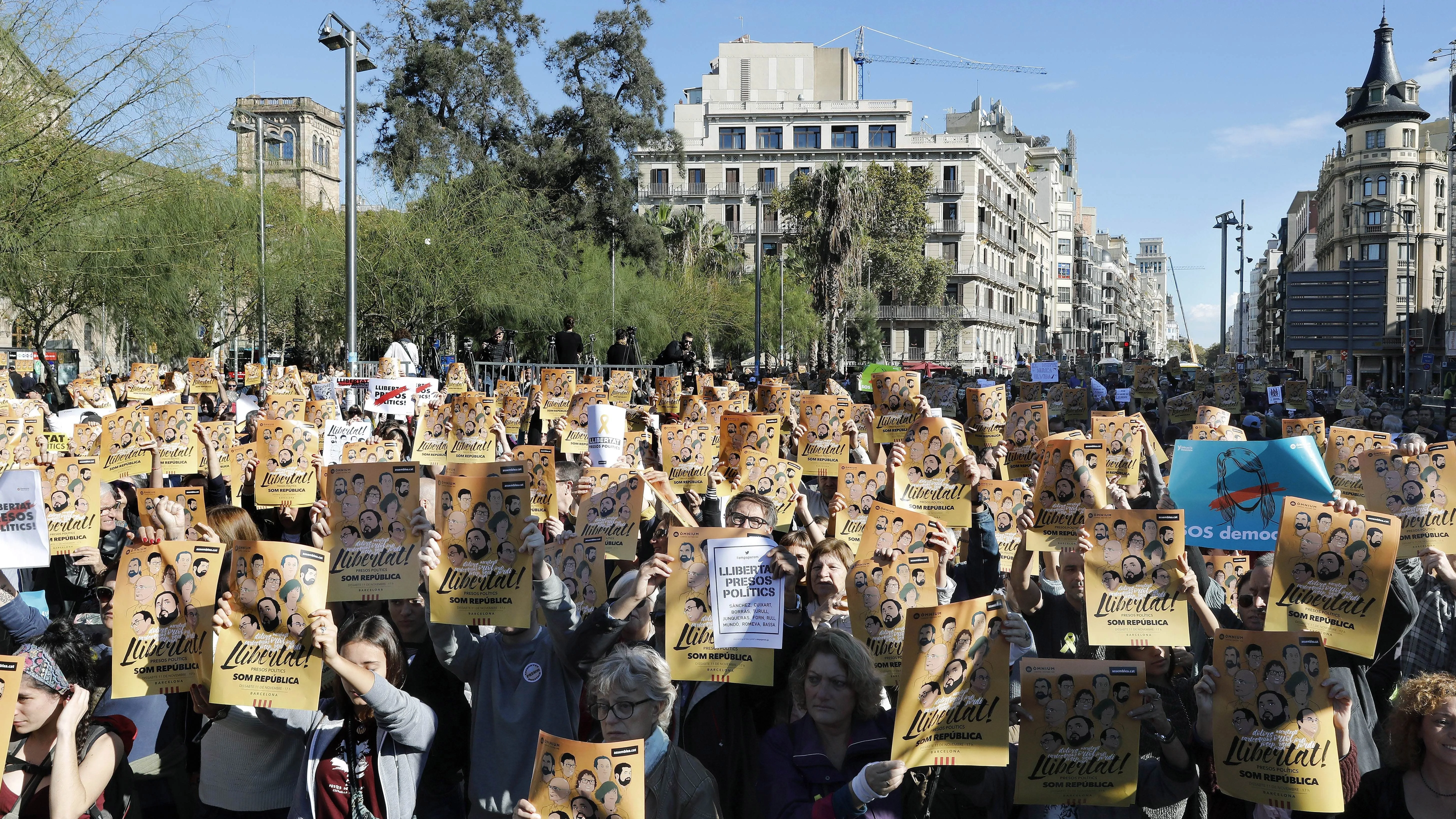 Una pegada de carteles pide en Barcelona libertad para los "presos políticos" Una pegada de carteles pide en Barcelona libertad para los "presos políticos"