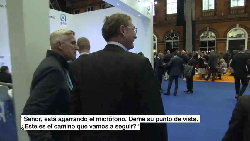 "¿Tiene usted decenas de millones en un trust offshore?": las preguntas de la BBC a Michael Ashcroft, que acaba escondiéndose en el baño