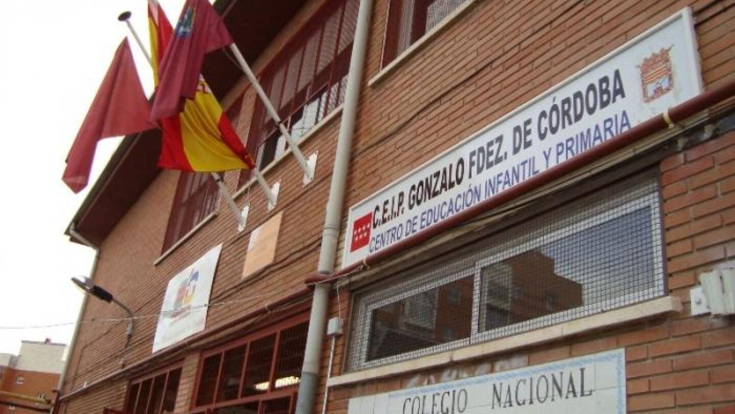 Imagen de la fachada del colegio p&uacute;blico Gonzalo Fern&aacute;ndez de C&oacute;rdoba