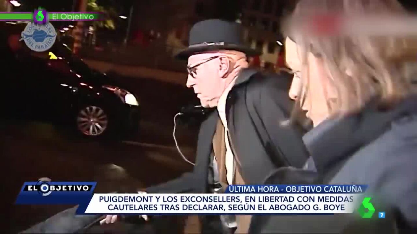 La reacci&oacute;n del abogado de Puigdemont tras la ca&iacute;da de dos periodistas que intentaban conseguir unas declaraciones
