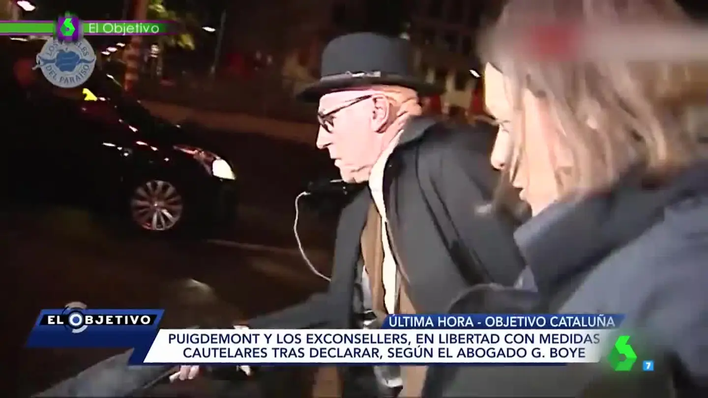 La reacción del abogado de Puigdemont tras la caída de dos periodistas que intentaban conseguir unas declaraciones La reacción del abogado de Puigdemont tras la caída de dos periodistas que intentaban conseguir unas declaraciones