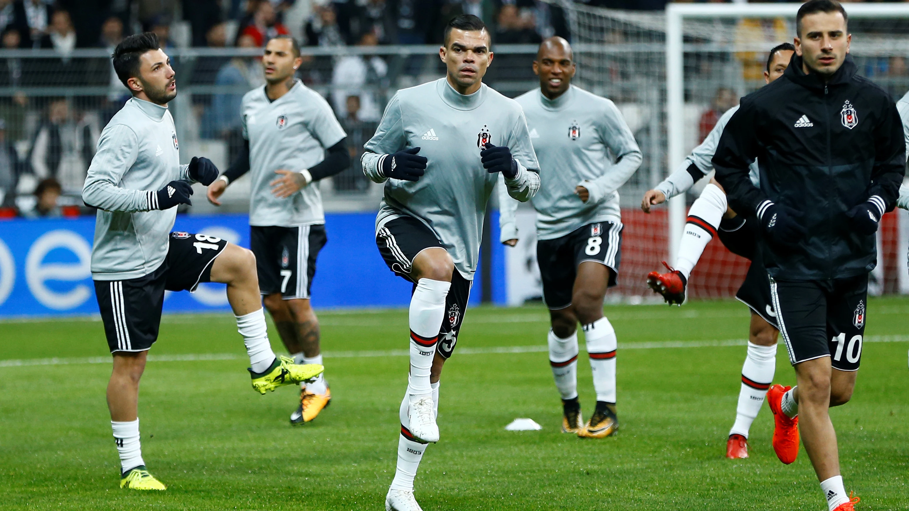 Pepe calentando junto a sus compañeros del Besiktas Pepe calentando junto a sus compañeros del Besiktas