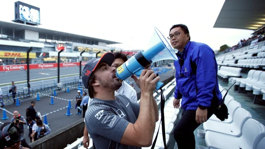 Fernando Alonso, con un megáfono en Suzuka Fernando Alonso, con un megáfono en Suzuka