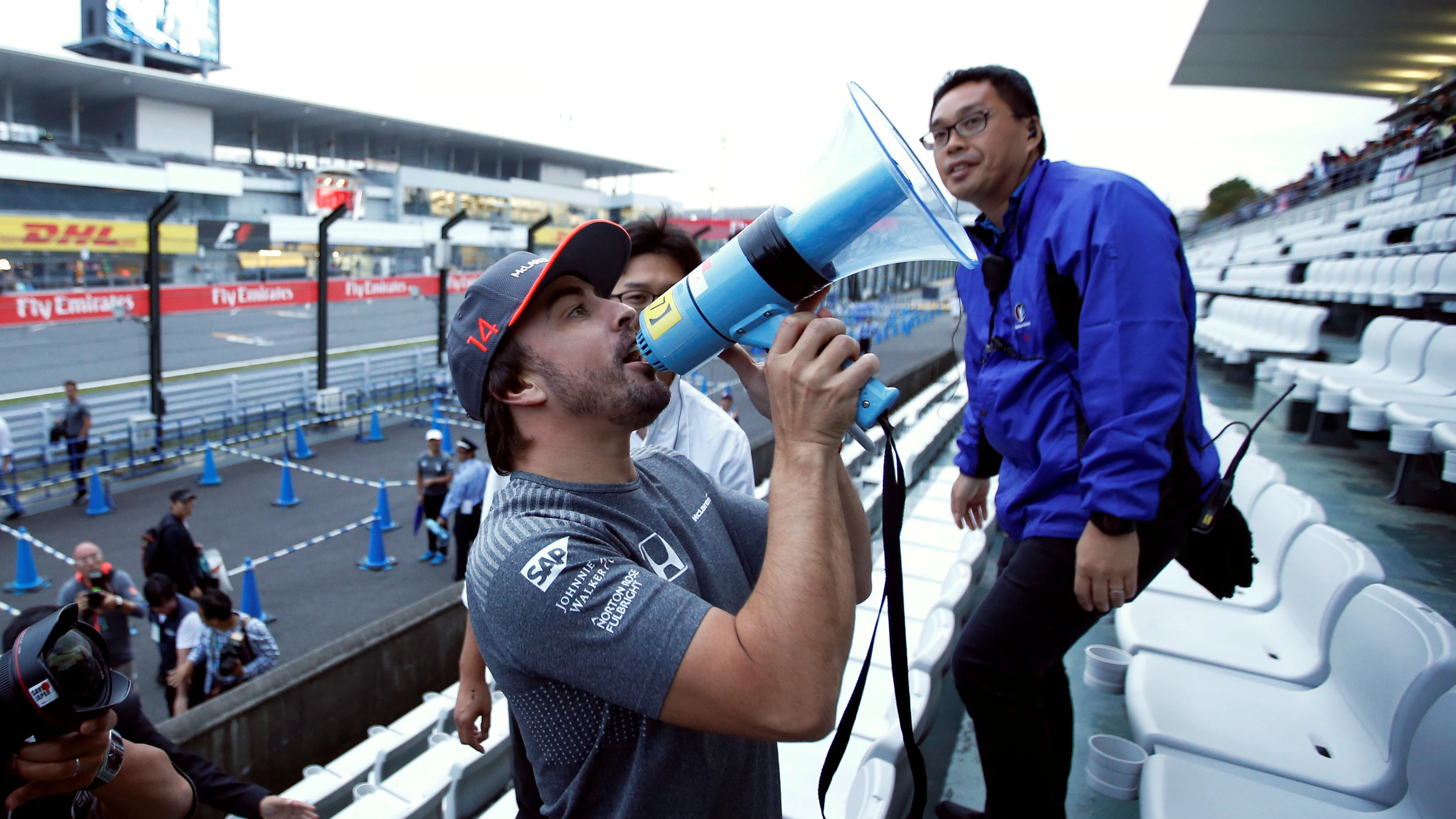 Fernando Alonso, con un megáfono en Suzuka