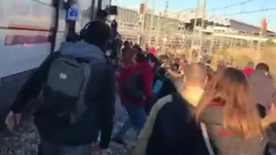 Pasajeros andando por las vías de Atocha. Pasajeros andando por las vías de Atocha.
