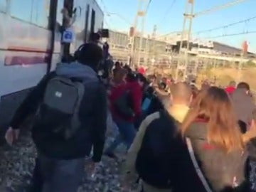Pasajeros andando por las vías de Atocha. Pasajeros andando por las vías de Atocha.