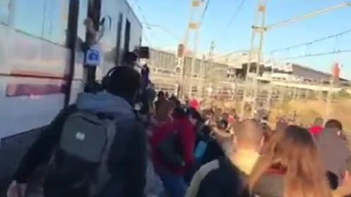 Pasajeros andando por las vías de Atocha.