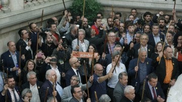 Alcaldes de diferentes localidades de Cataluña en el Parlament