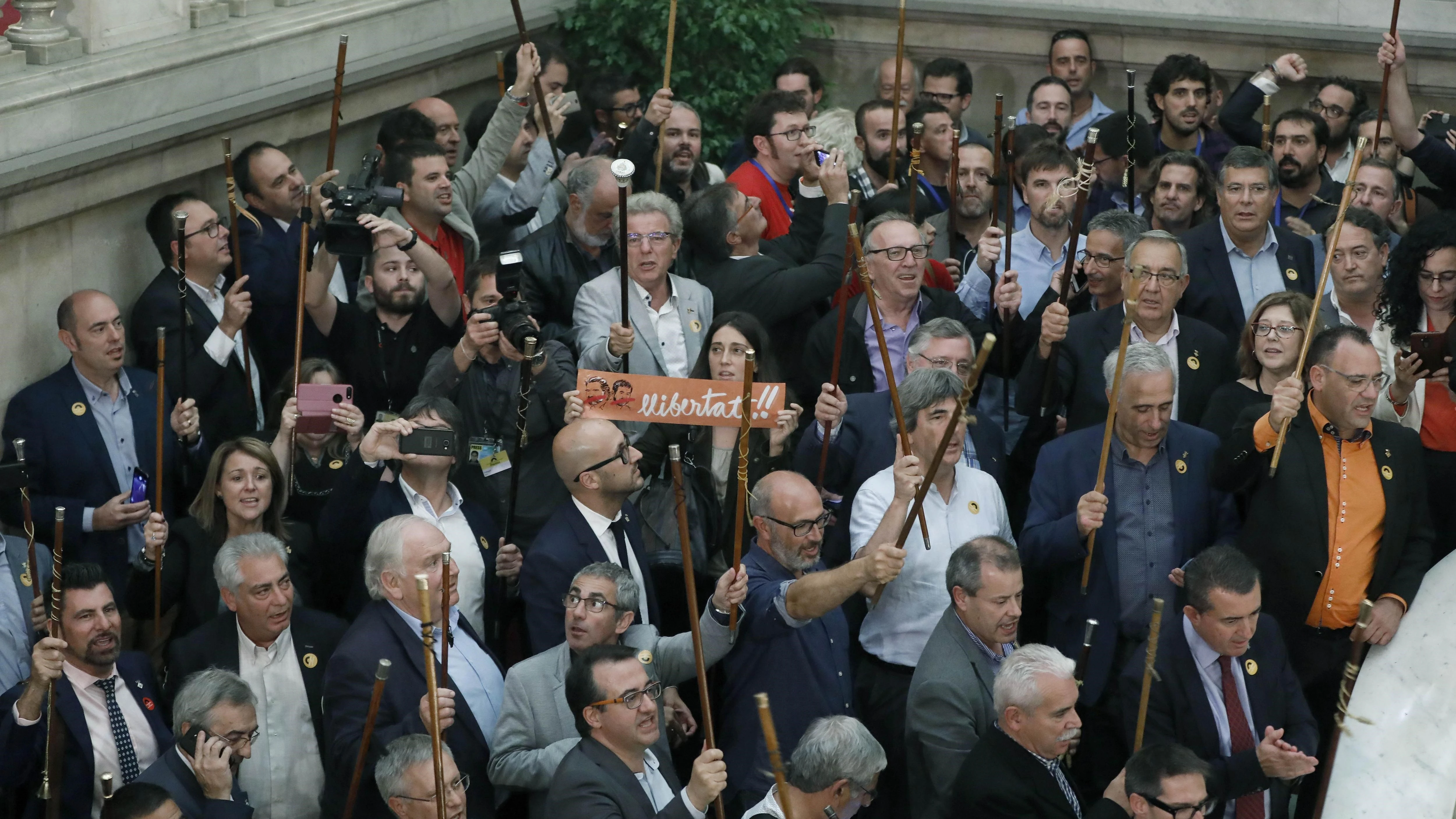 Alcaldes de diferentes localidades de Cataluña en el Parlament