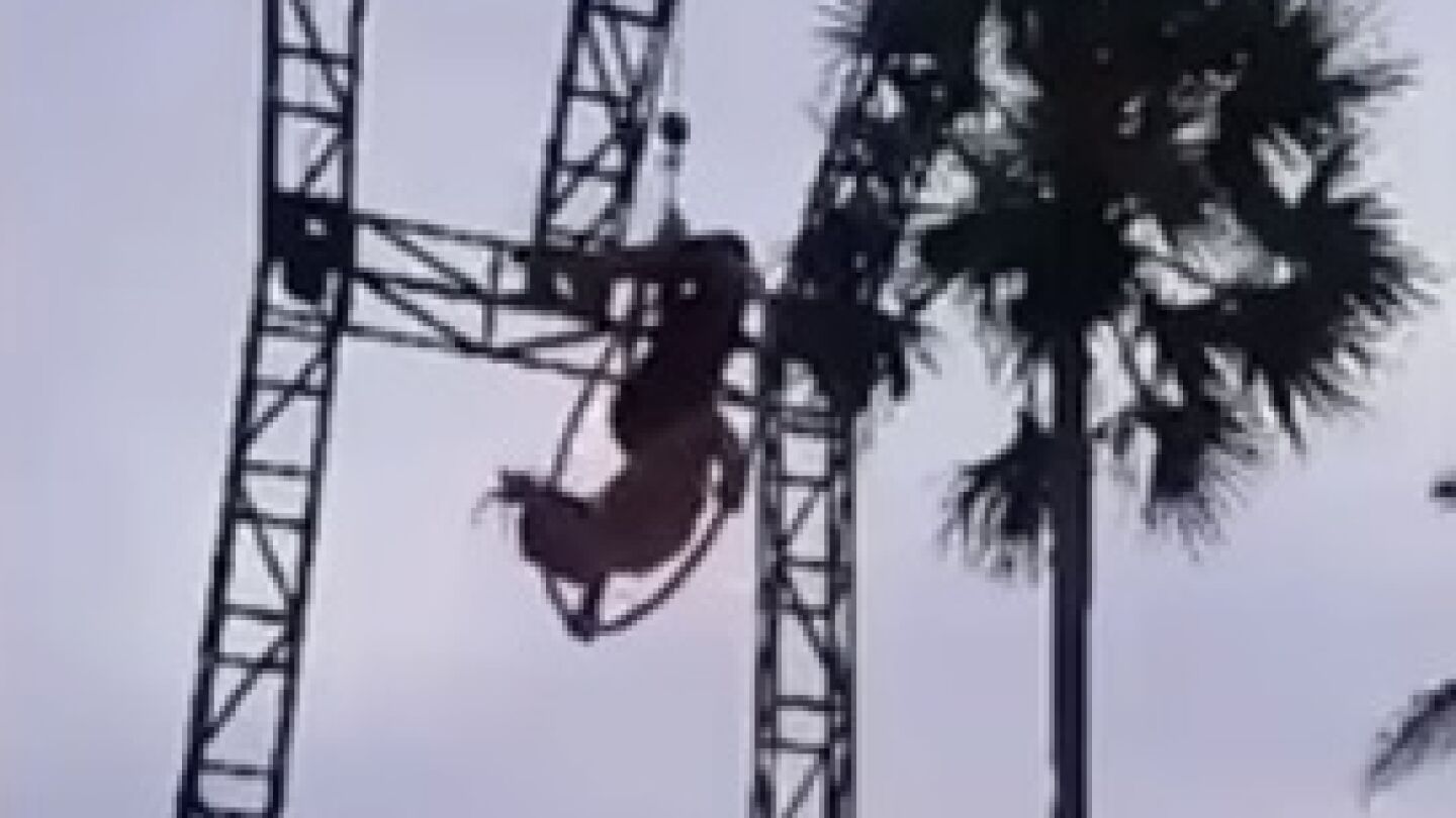 Imagen de la acr&oacute;bata momentos antes de precipitarse al suelo