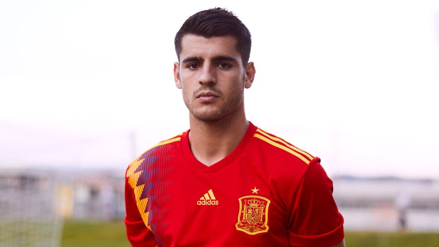 Morata posa con la nueva camiseta de Espa&ntilde;a