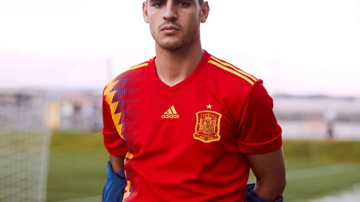 Morata posa con la nueva camiseta de España