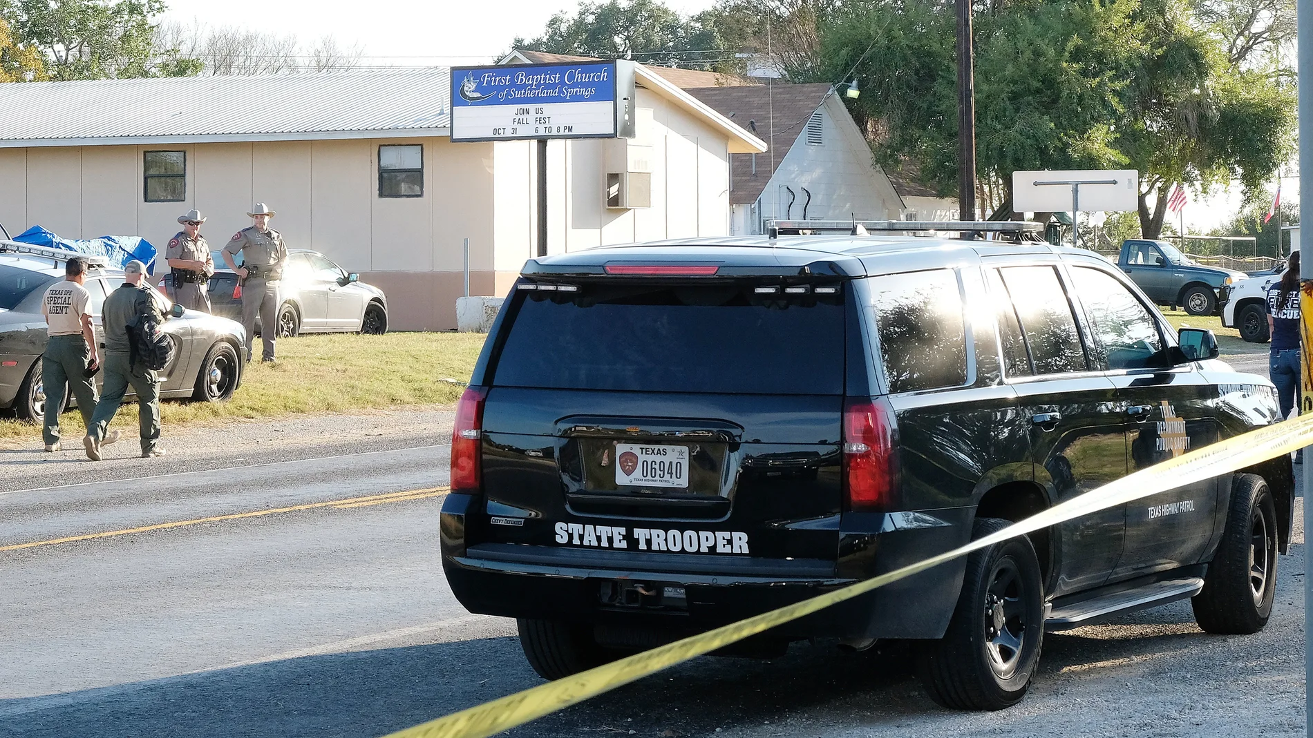 Los agentes acordonan la zona del tiroteo en una iglesia de Texas