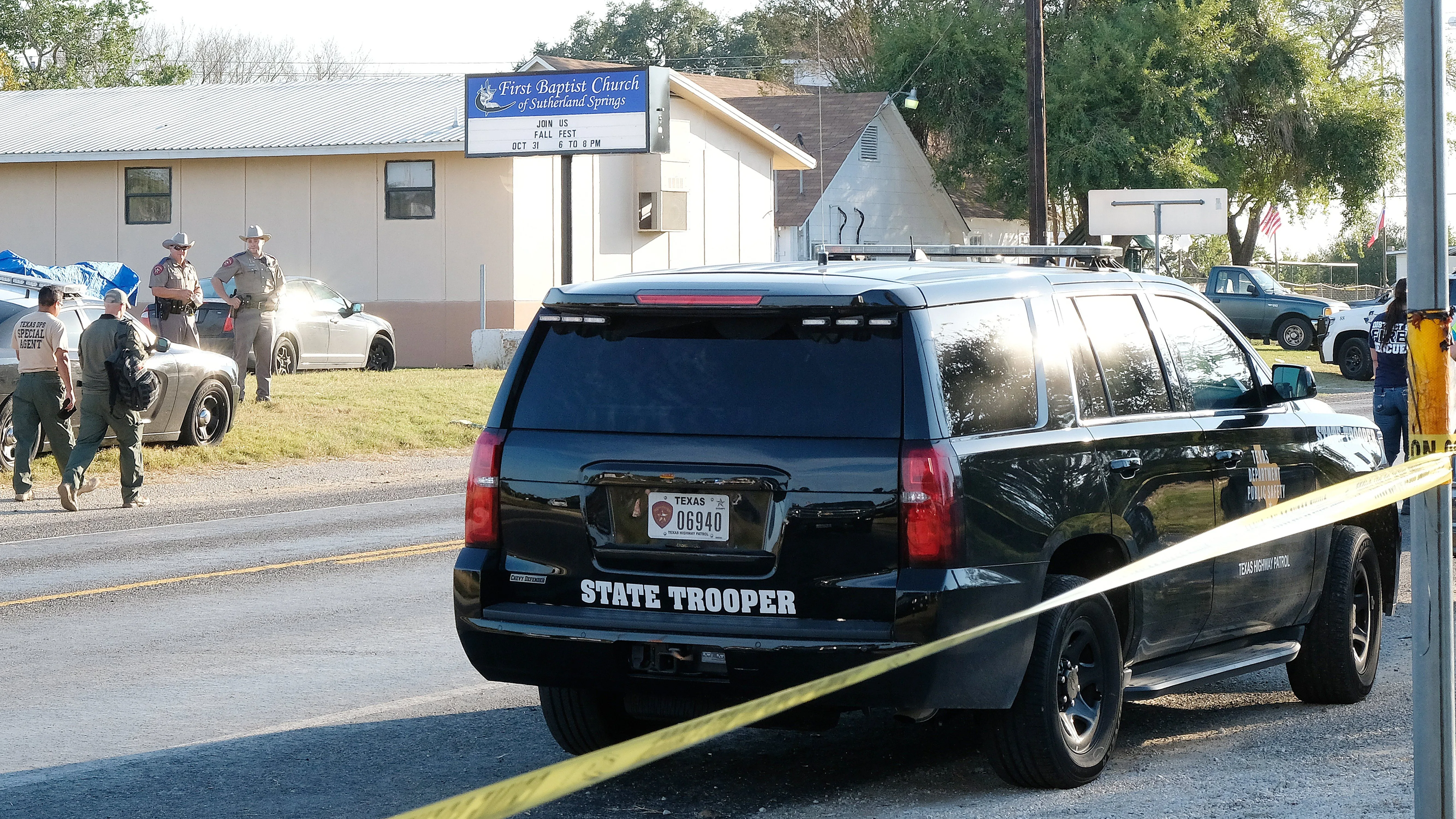 Los agentes acordonan la zona del tiroteo en una iglesia de Texas