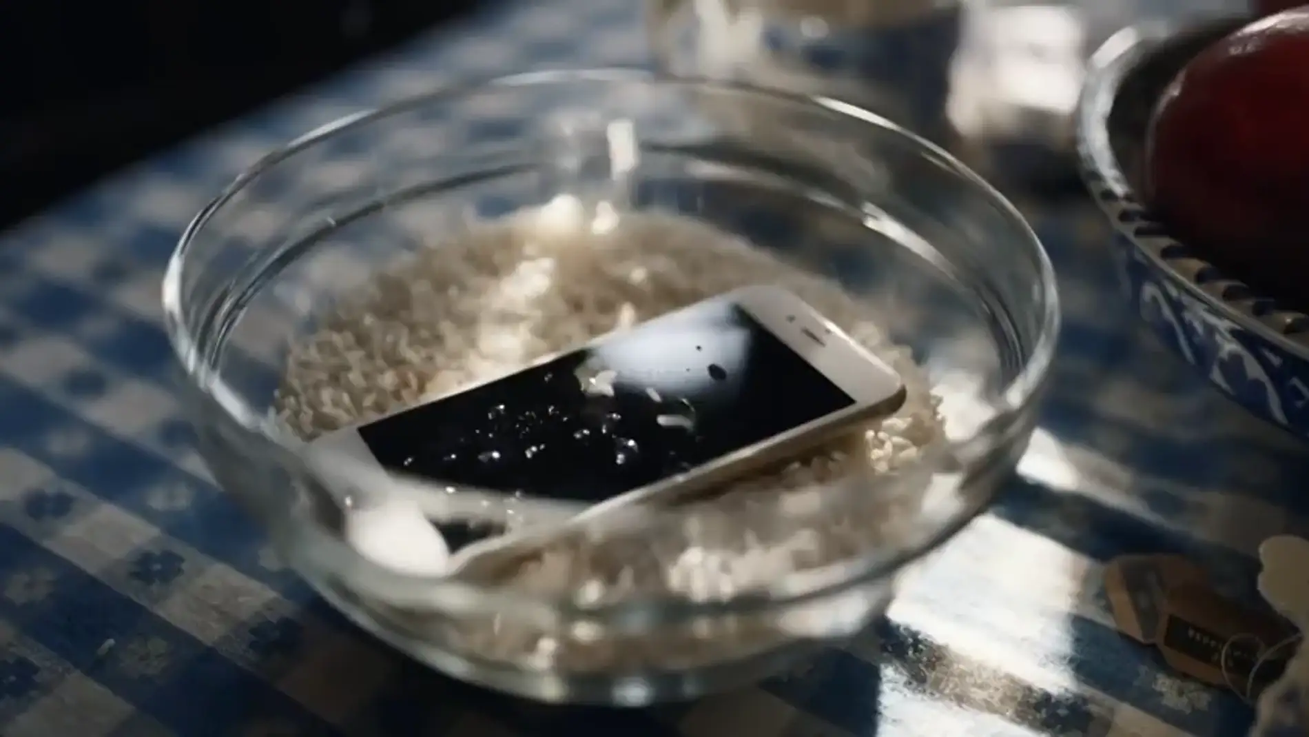 Samsung trolea a Apple por la evolución del iPhone en su último anuncio