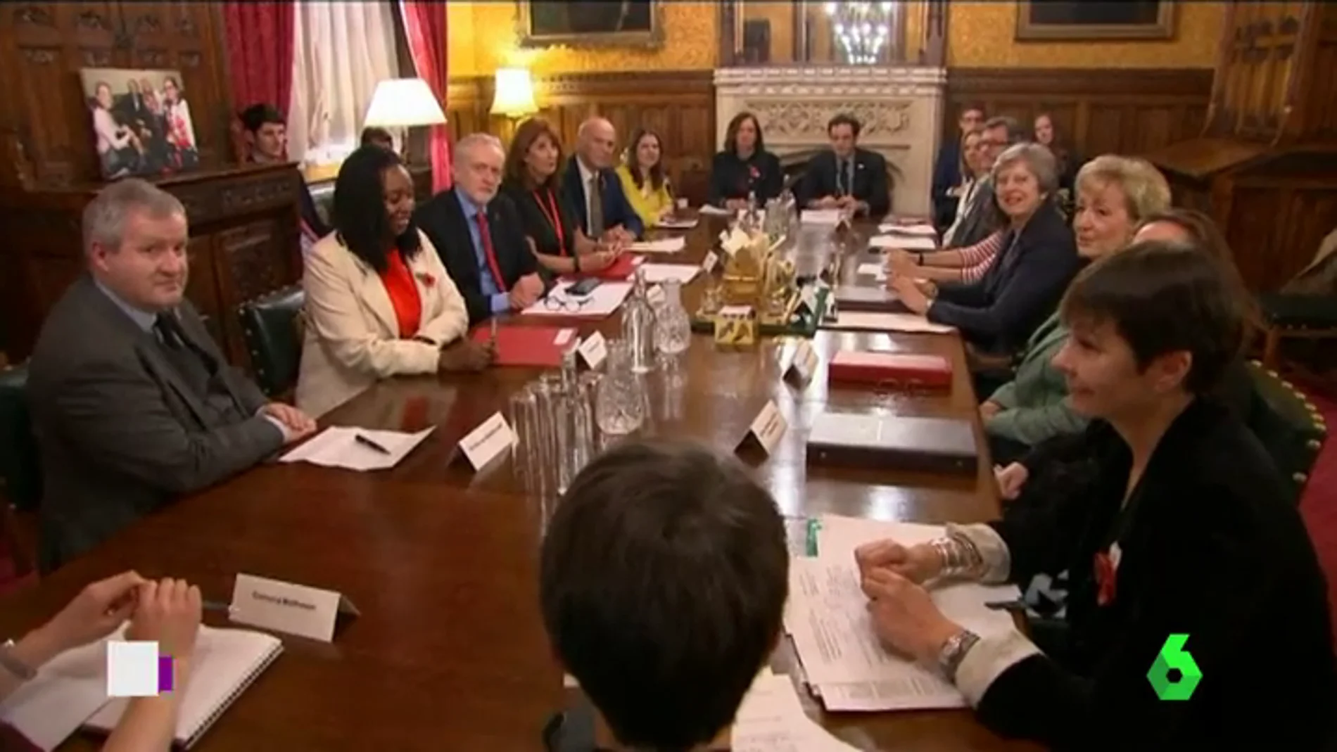 Los líderes británicos se reúnen en el Parlamento