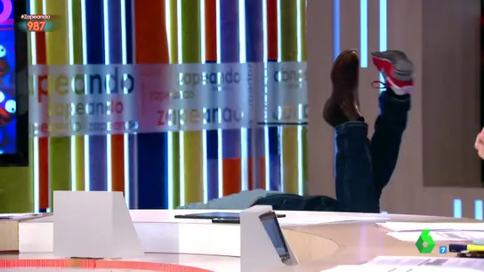 El beso apasionado entre Miki Nadal y Frank Blanco que acaba con los dos en el suelo El beso apasionado entre Miki Nadal y Frank Blanco que acaba con los dos en el suelo