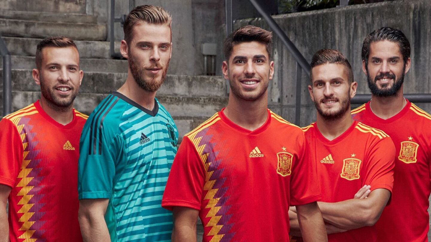 Los jugadores de la Selecci&oacute;n posando con la nueva camiseta