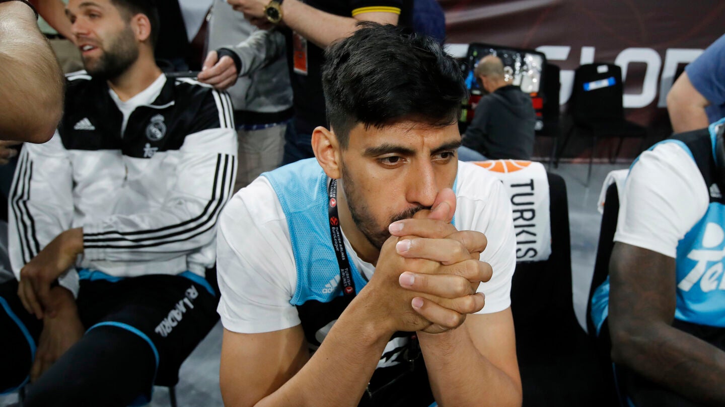 Ay&oacute;n, en el banquillo durante un partido del Real Madrid
