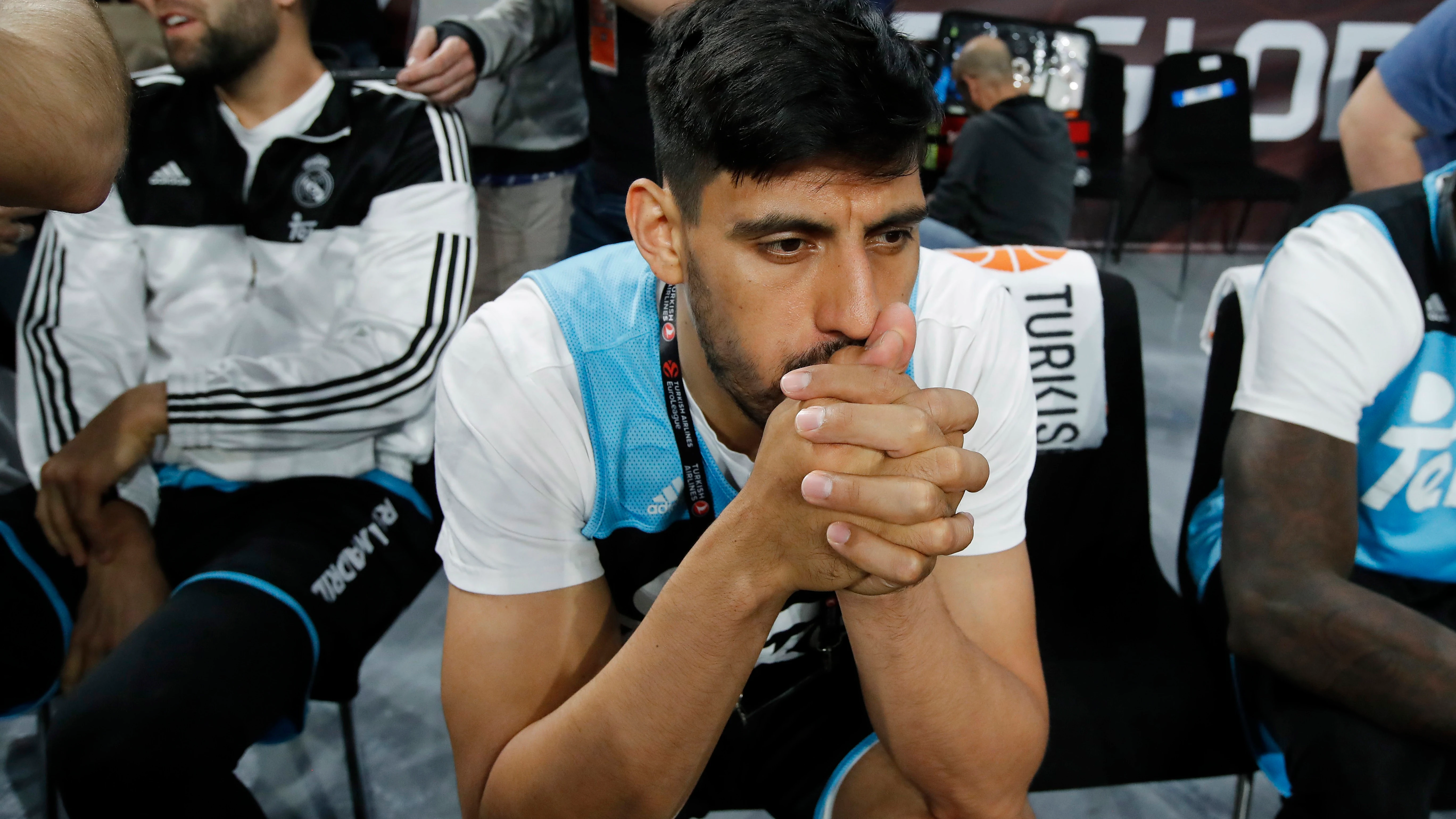 Ayón, en el banquillo durante un partido del Real Madrid