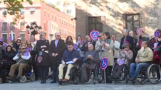 Manifestación a favor de la accesibilidad para las personas que van en silla de ruedas. Manifestación a favor de la accesibilidad para las personas que van en silla de ruedas.