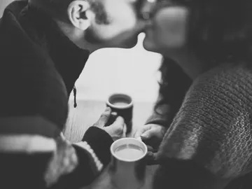 Una pareja se da un beso Una pareja se da un beso