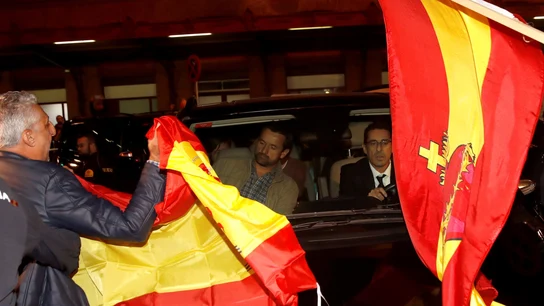 Un grupo de personas con banderas españolas rodean el coche de los miembros de la mesa del Parlament Un grupo de personas con banderas españolas rodean el coche de los miembros de la mesa del Parlament