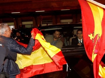 Un grupo de personas con banderas españolas rodean el coche de los miembros de la mesa del Parlament Un grupo de personas con banderas españolas rodean el coche de los miembros de la mesa del Parlament