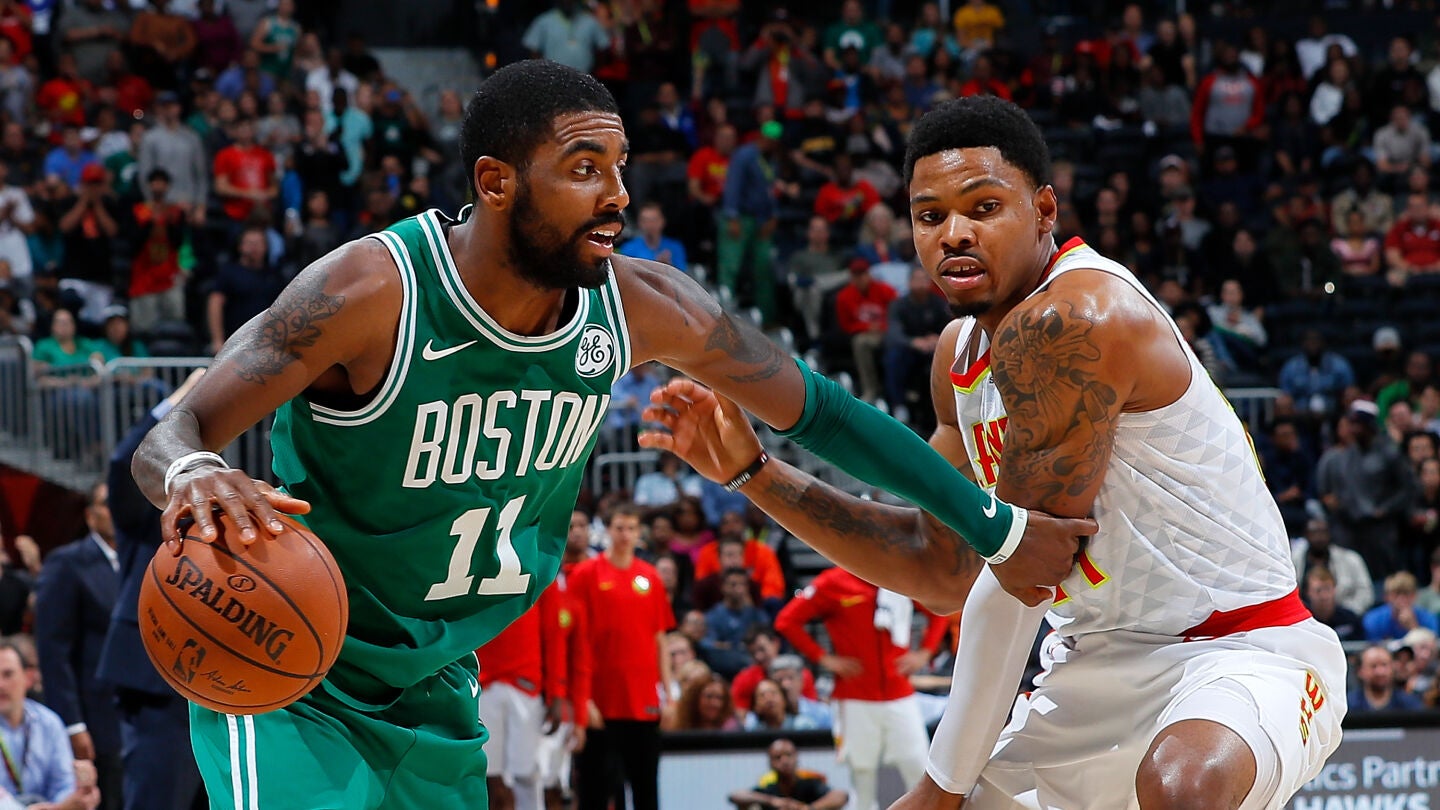 Kyrie Irving maneja el bal&oacute;n en un partido con los Celtics