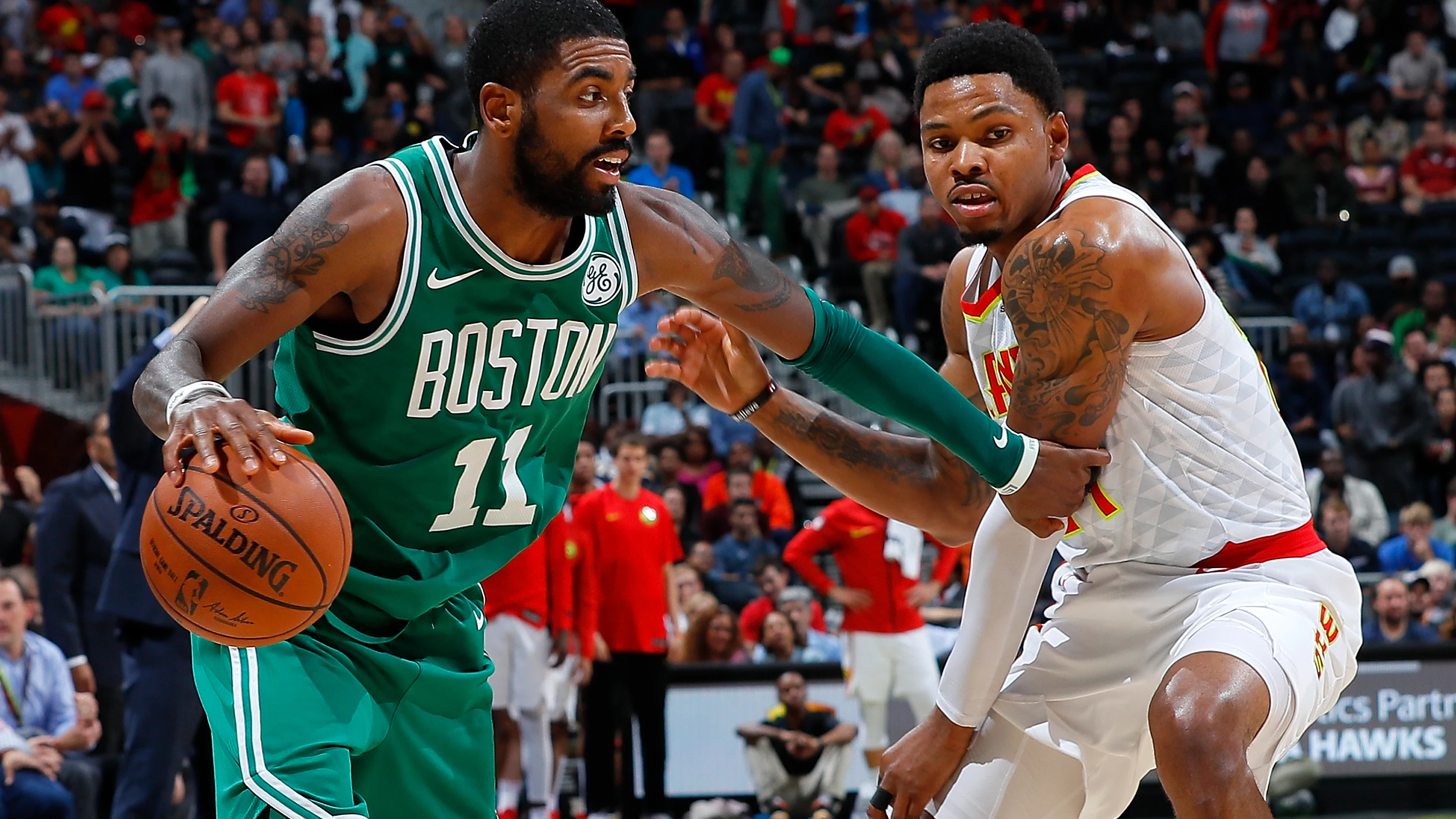 Kyrie Irving maneja el balón en un partido con los Celtics