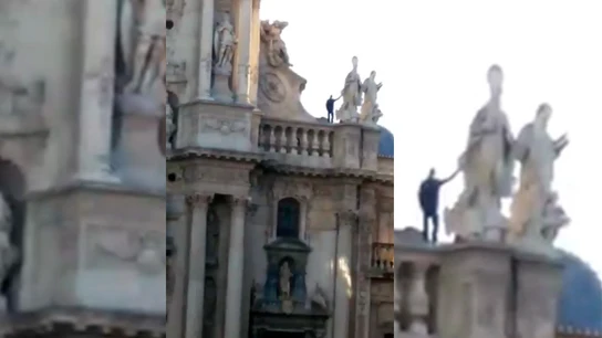 Un hombre subido a la catedral de Murcia el pasado mes de noviembre Un hombre subido a la catedral de Murcia el pasado mes de noviembre