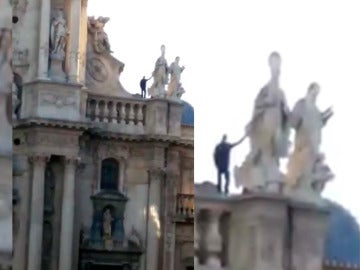 Un hombre subido a la catedral de Murcia el pasado mes de noviembre Un hombre subido a la catedral de Murcia el pasado mes de noviembre