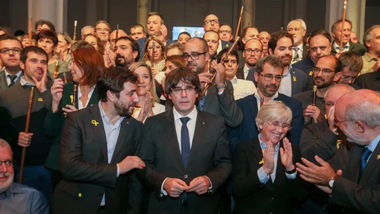 El expresidente de la Generalitat catalana Carles Puigdemont, y los 200 alcaldes independentistas El expresidente de la Generalitat catalana Carles Puigdemont, y los 200 alcaldes independentistas