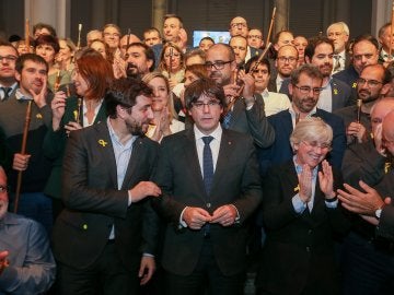 El expresidente de la Generalitat catalana Carles Puigdemont, y los 200 alcaldes independentistas El expresidente de la Generalitat catalana Carles Puigdemont, y los 200 alcaldes independentistas