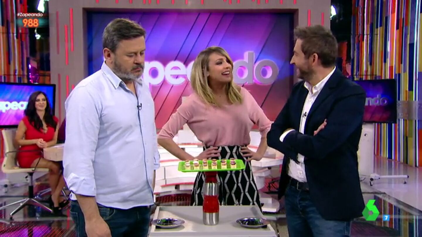 Anna Simon piropea a Frank Blanco mientras participa en el juego de los mazapanes: "Esta es la primera vez en la vida que est&aacute;s 'pa' comerte"