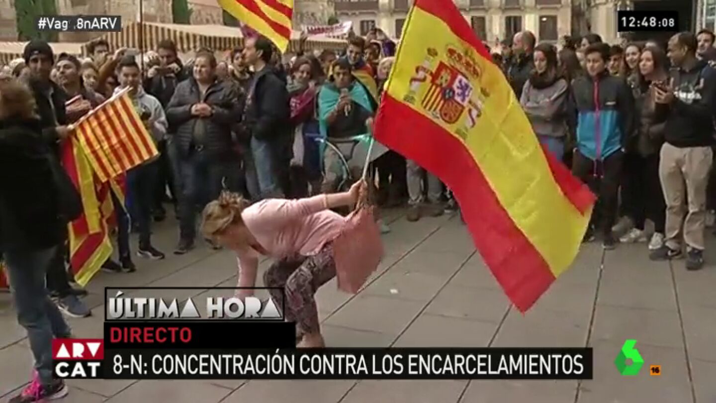 Mujer bailando con la bandera de Espa&ntilde;a en Barcelona