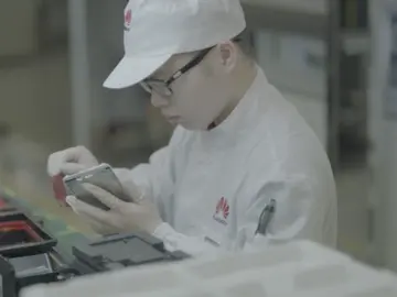 Un técnico de Huawei en su fábrica de smartphones en China Un técnico de Huawei en su fábrica de smartphones en China