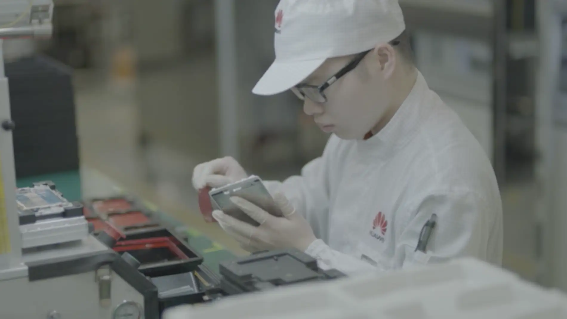 Un técnico de Huawei en su fábrica de smartphones en China