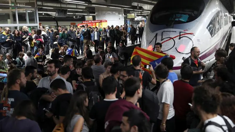 Varias decenas de manifestantes, la mayoría de ellos estudiantes, han cortado seis vías del AVE de la estación de Sants de Barcelona