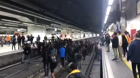 Manifestantes independentistas 'invaden' las vías del AVE en la estación de Sants Manifestantes independentistas 'invaden' las vías del AVE en la estación de Sants