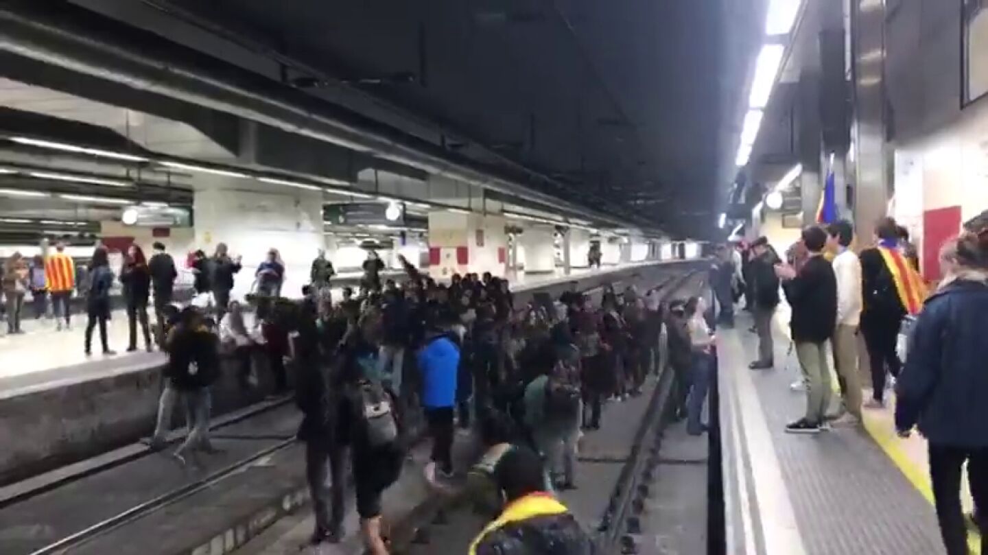 Manifestantes independentistas 'invaden' las v&iacute;as del AVE en la estaci&oacute;n de Sants