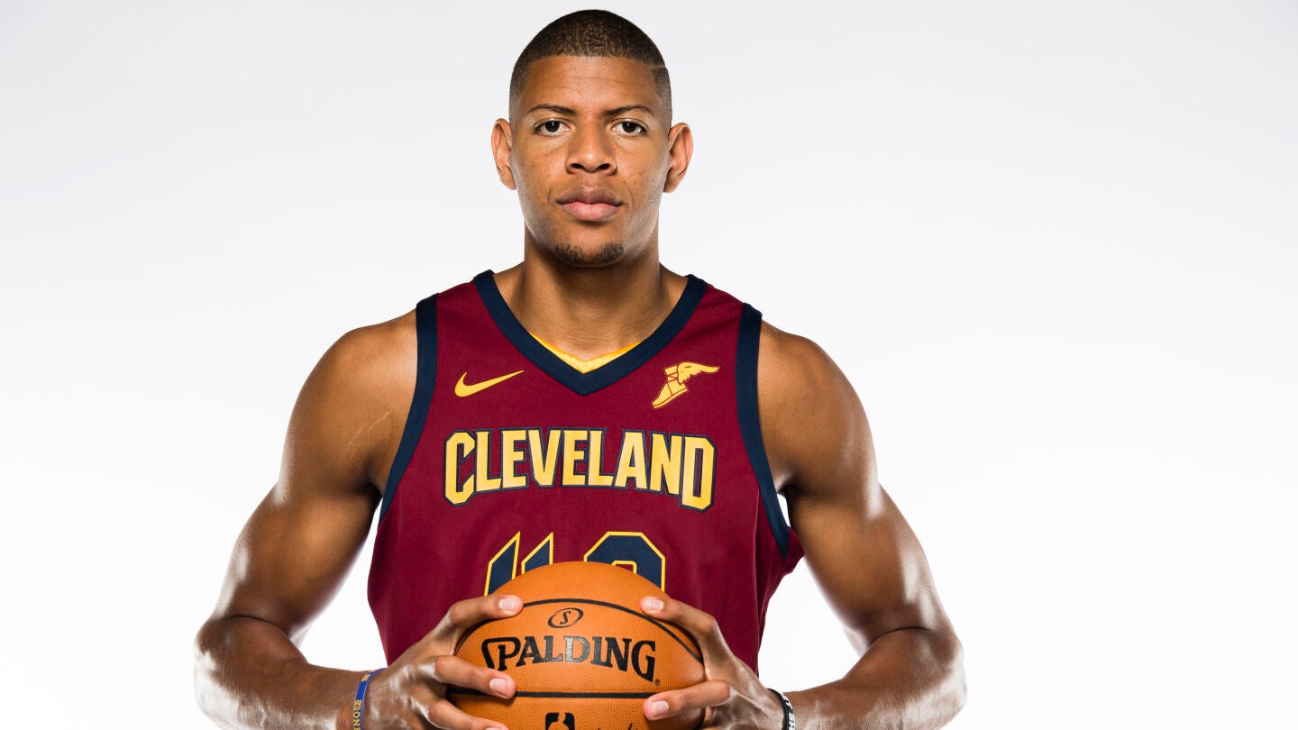 Walter Tavares posa con la camiseta de Cleveland Cavaliers