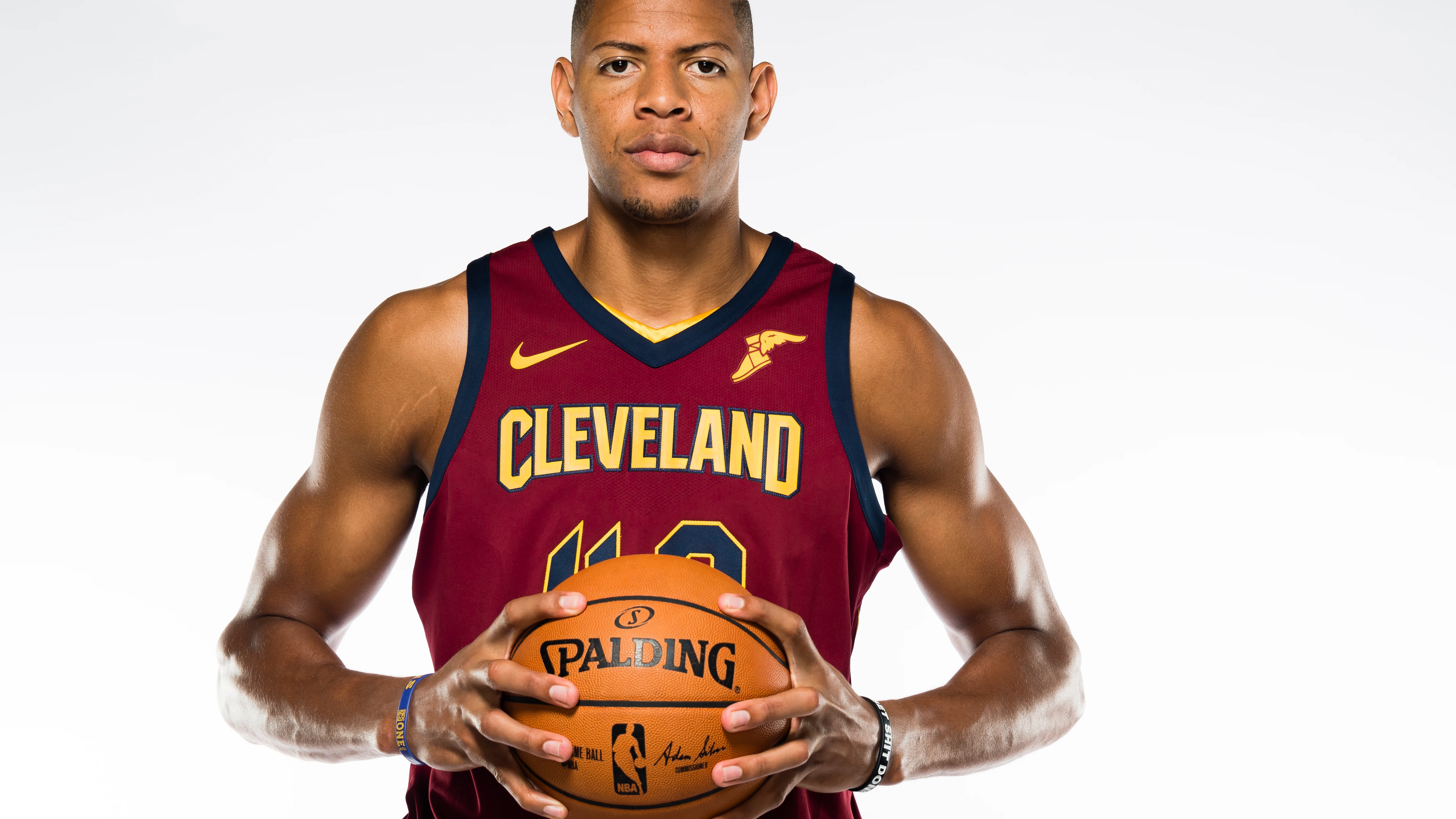 Walter Tavares posa con la camiseta de Cleveland Cavaliers