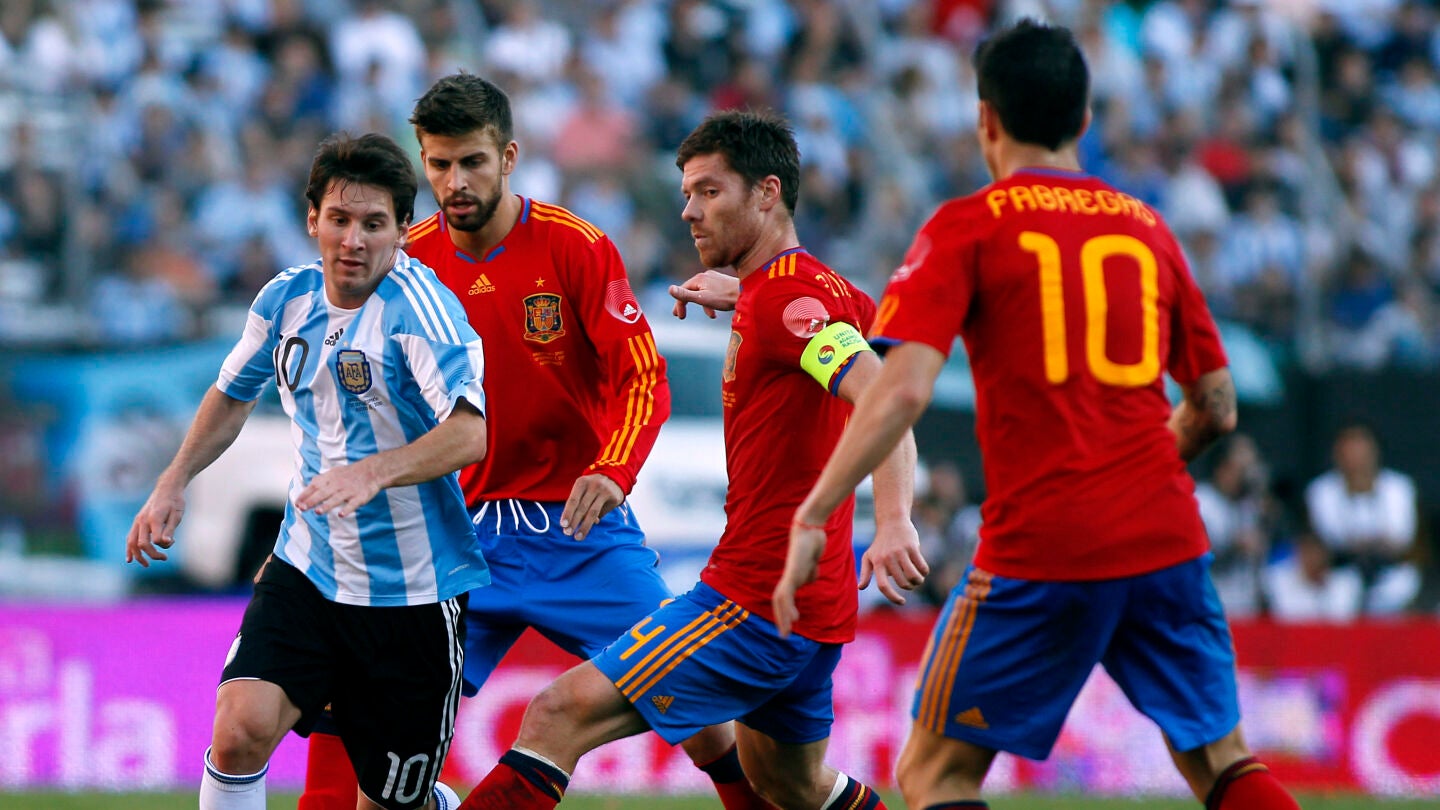 Messi controla el bal&oacute;n durante un partido contra Espa&ntilde;a