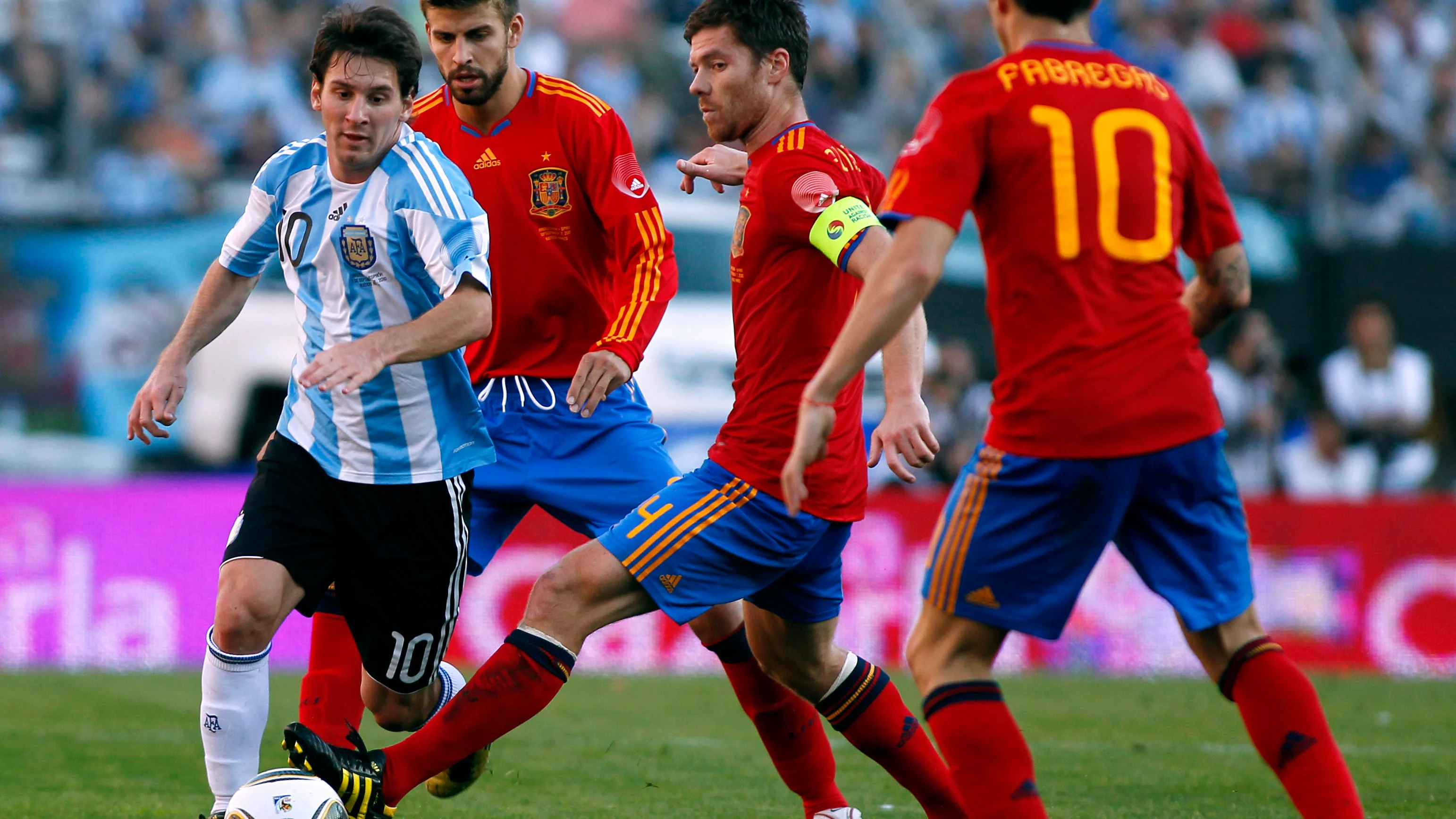 Messi controla el balón durante un partido contra España