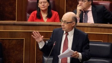  El ministro de Hacienda, Cristóbal Montoro, interviene en la sesión de control al Ejecutivo