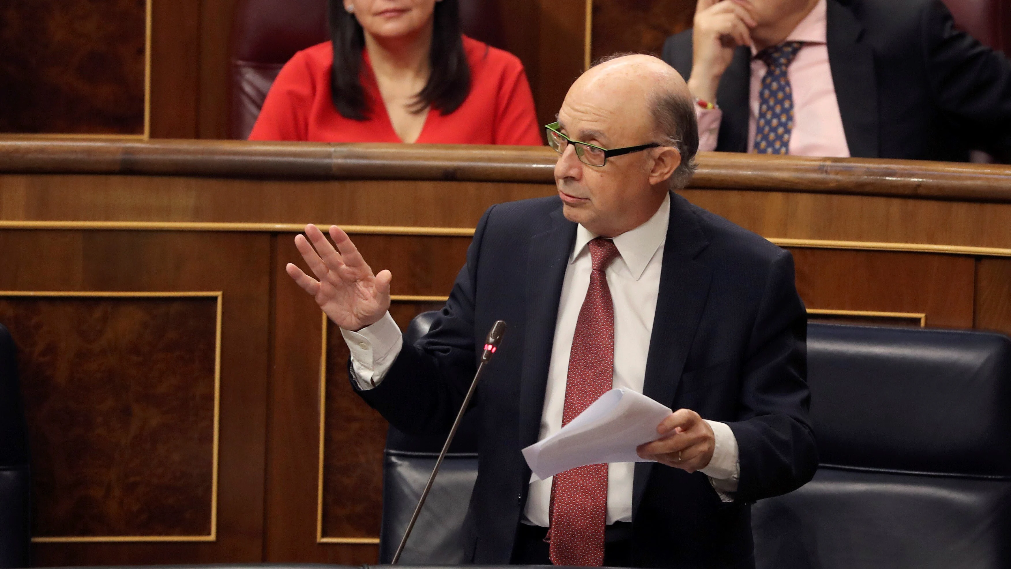 El ministro de Hacienda, Cristóbal Montoro, interviene en la sesión de control al Ejecutivo