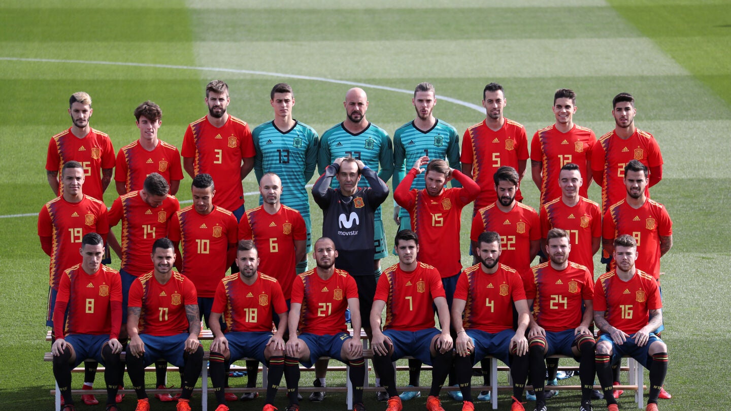 Los jugadores de la Selecci&oacute;n posan con la nueva camiseta para el Mundial