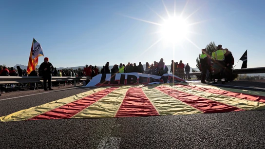 Vista de la autovía A-2 a la altura de Òdena que ha sido cortada por un grupo de manifestantes Vista de la autovía A-2 a la altura de Òdena que ha sido cortada por un grupo de manifestantes